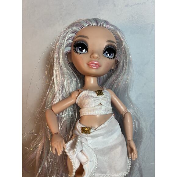 Rainbow High Pacific Coast Margot De Perla Doll Iridescent Opal Lilac Purple - Picture 3 of 9